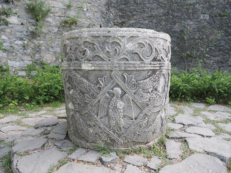 Varenna, Italy: Villa Monastero, garden: bird decoration on garden pot
