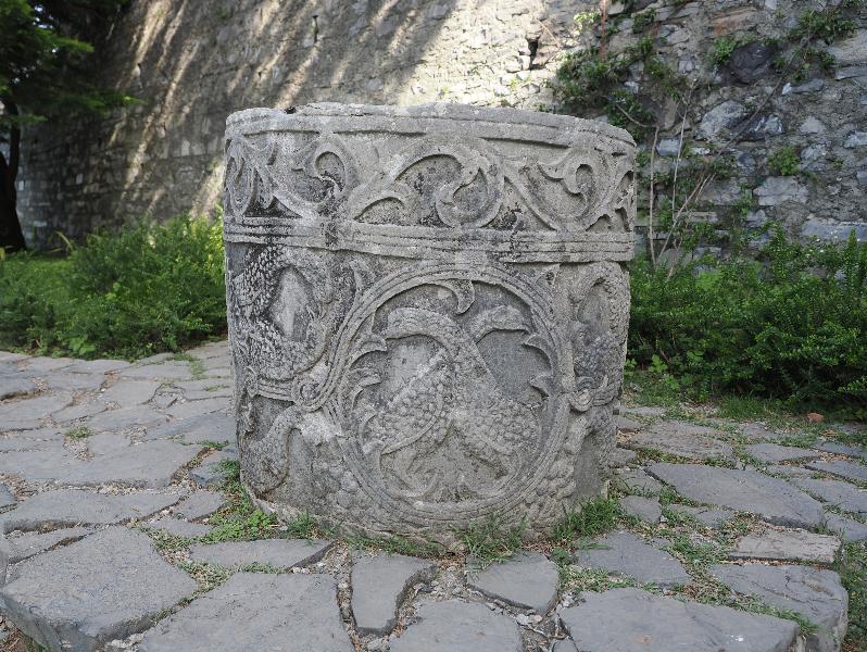 Varenna, Italy: Villa Monastero, garden: bird decoration on garden pot
