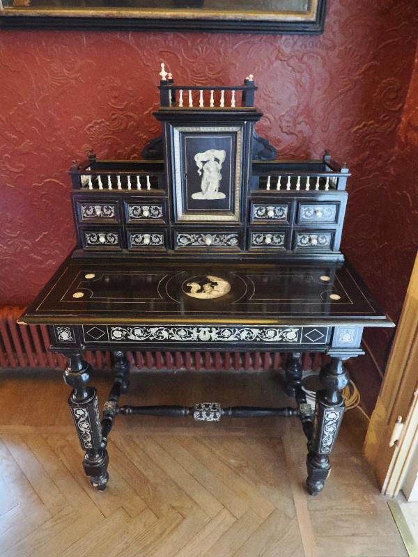 Varenna, Italy: Villa Monastero, Red Room: inlaid desk