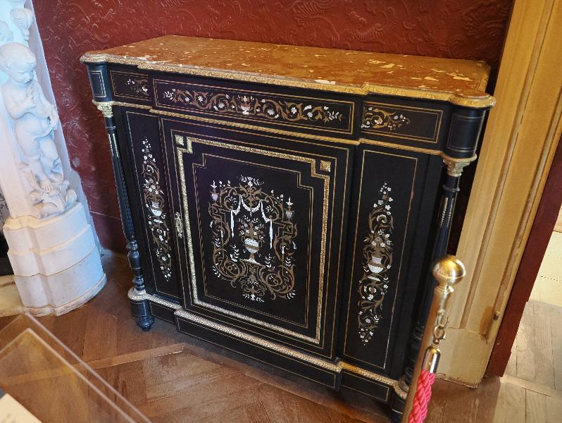 Varenna, Italy: Villa Monastero, Red Room: inlaid cabinet