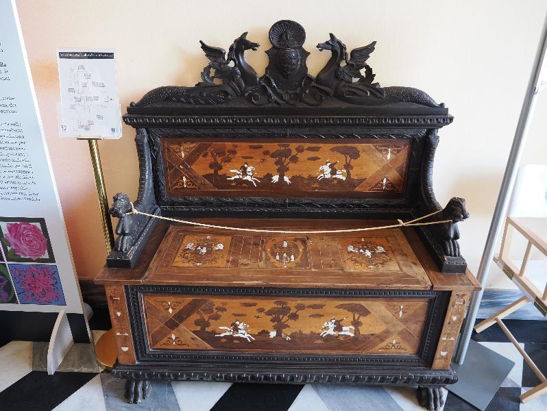 Varenna, Italy: Villa Monastero, Hall (Lobby): inlaid bench