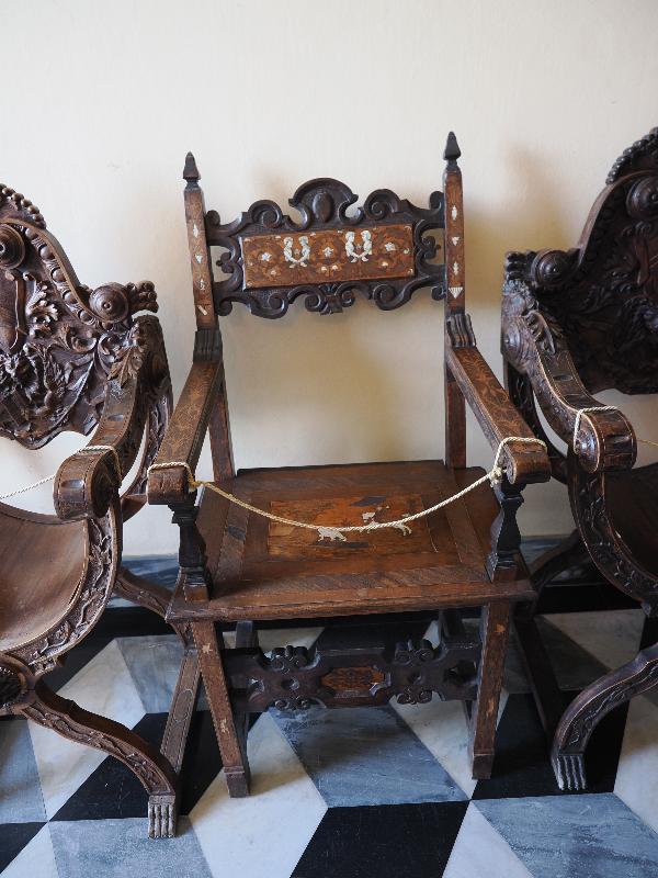 Varenna, Italy: Villa Monastero, Hall (Lobby): inlaid chair