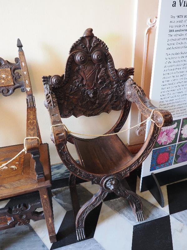 Varenna, Italy: Villa Monastero, Hall (Lobby): Renaissance chair