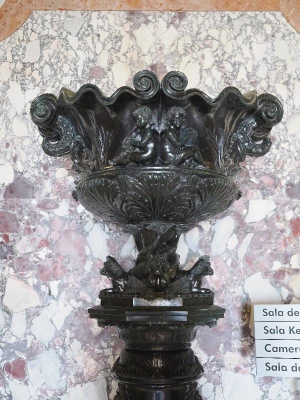 Varenna, Italy: Villa Monastero, Staircase: large decorative bowl