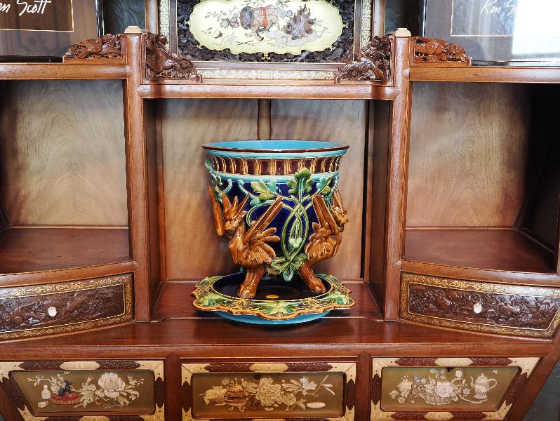 Varenna, Italy: Villa Monastero, Oriental Parlour: oriental display cabinet, with vase