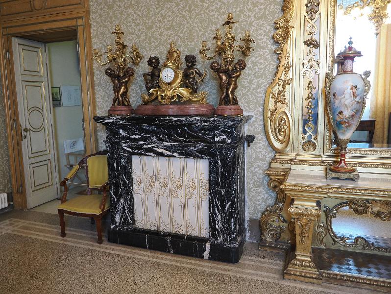 Varenna, Italy: Villa Monastero, Music Room: radiator cupboard