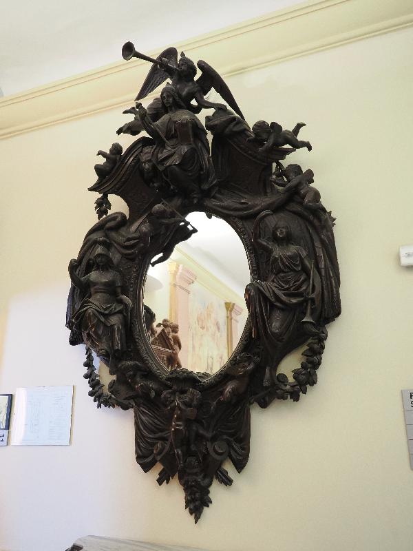 Varenna, Italy: Villa Monastero, Staircase: large sculptural mirror