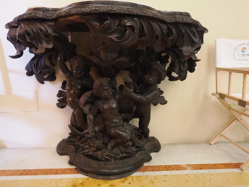 Varenna, Italy: Villa Monastero, Staircase: side table
