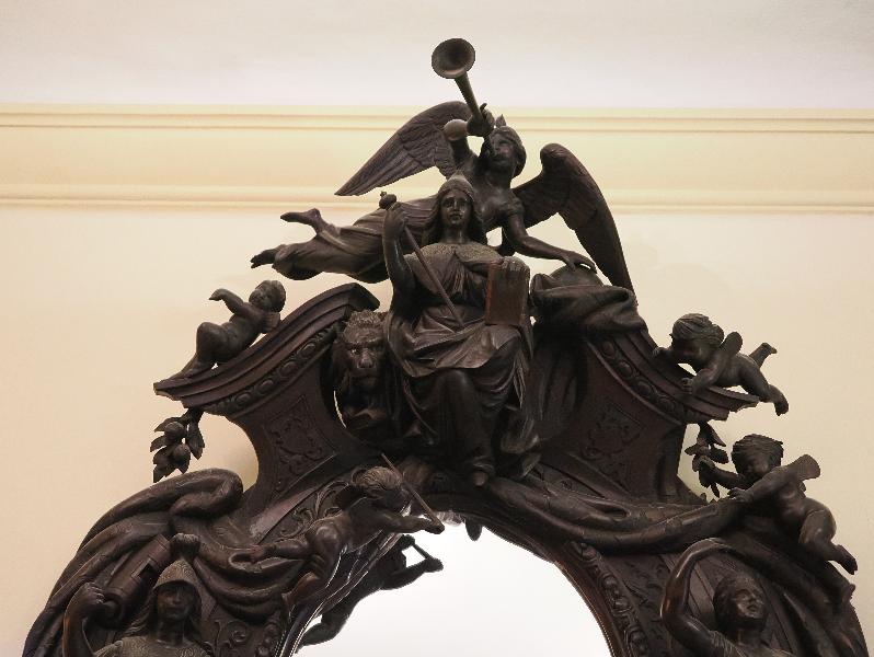 Varenna, Italy: Villa Monastero, Staircase: top of large sculptural mirror