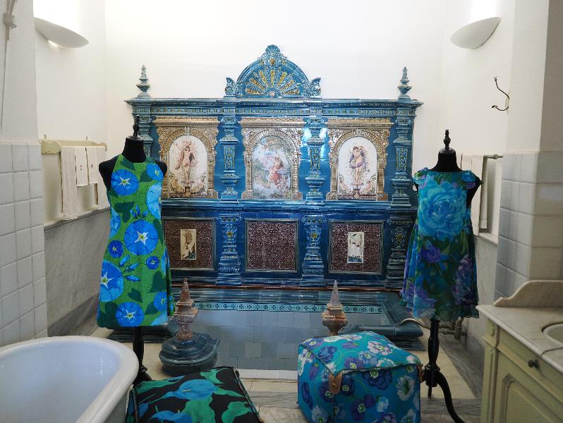 Varenna, Italy: Villa Monastero, Bathroom: majolica bath