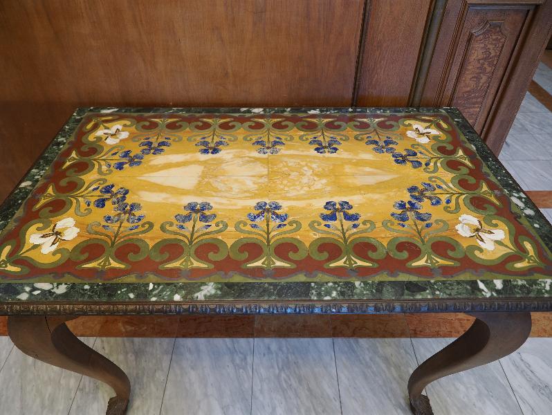 Varenna, Italy: Villa Monastero, Pool Hall: small table with Iris decoration