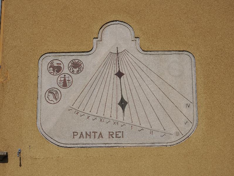 Varenna, Italy: Via Venini: sundial