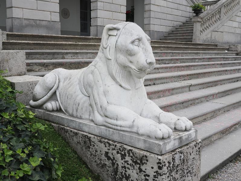 Bellagio, Italy: Villa Melzi, garden: Egyptian style lion (ca. 1810, G.B. Comolli) in front of villa