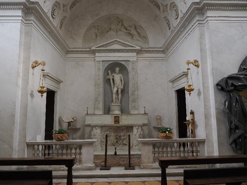 Bellagio, Italy: Villa Melzi, chapel: chancel (altar by Giovanni Battista Comolli; Christ the Redeemer statue, 1812)