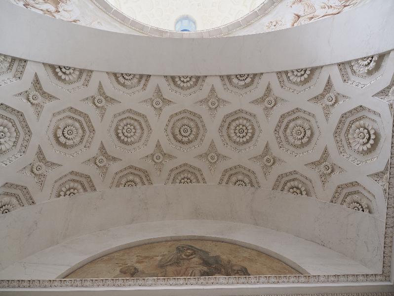 Bellagio, Italy: Villa Melzi, chapel: archway decoration