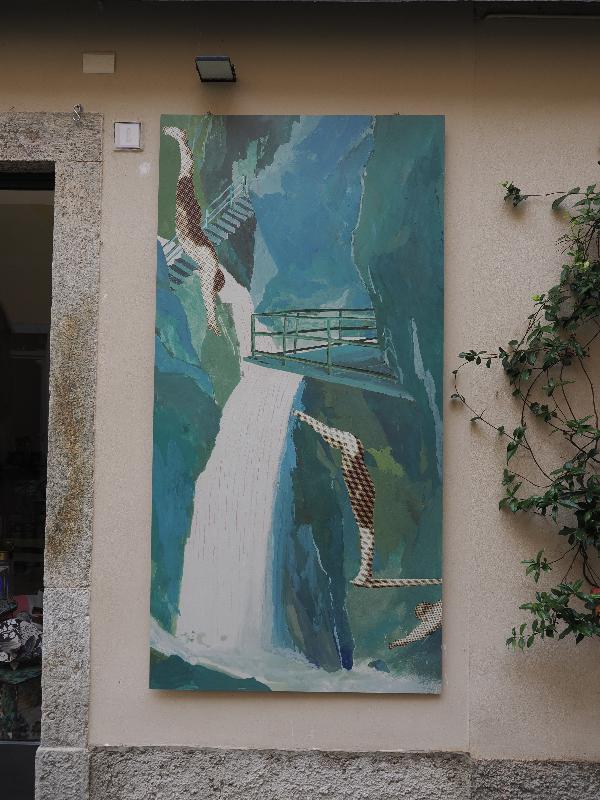 Bellano, Italy: Piazza Santa Marta: diving into the gorge