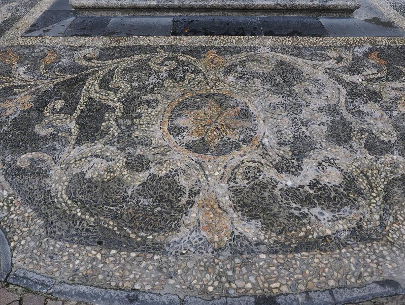 Bellano, Italy: Chiesa Prepositurale dei Santi Nazaro e Celso: pavement at central entrance