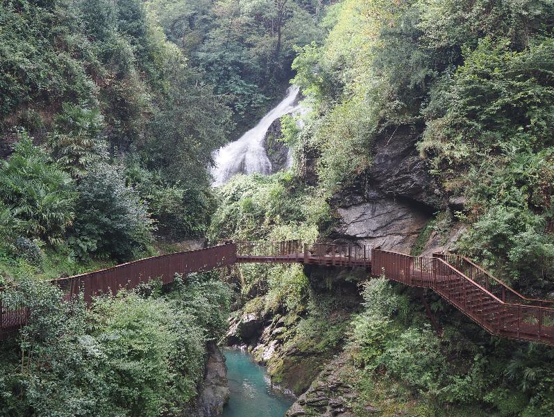Bellano, Italy: Orrido di Bellano (Bellano Gorge): waterfall and walkway