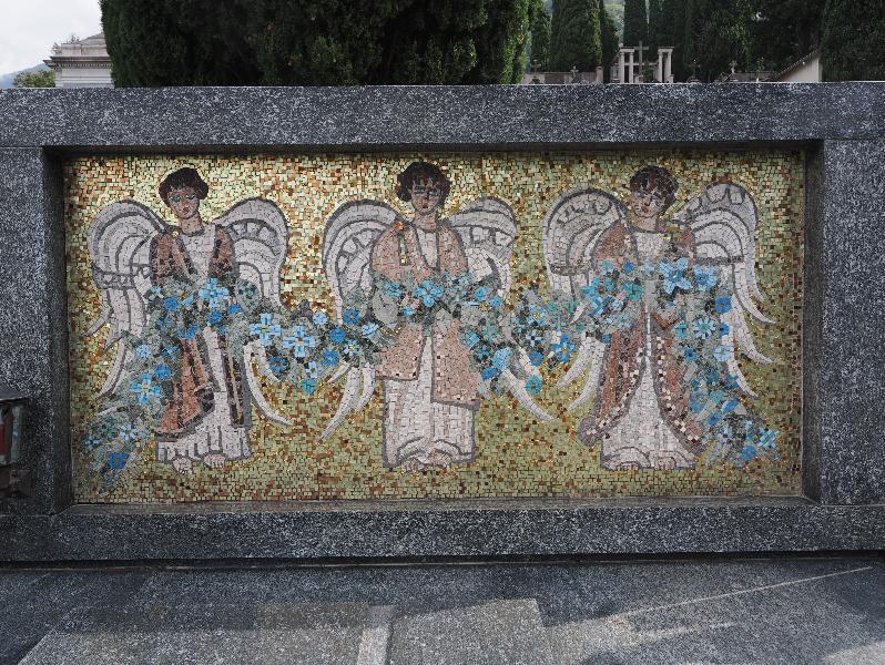 Bellano, Italy: Communal Cemetery: Galperti monument, three angels