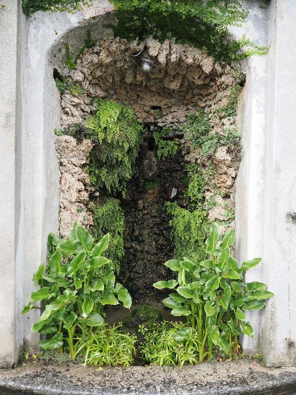 Tremezzina, Italy: Villa Carlotta, garden: small pond and grotto