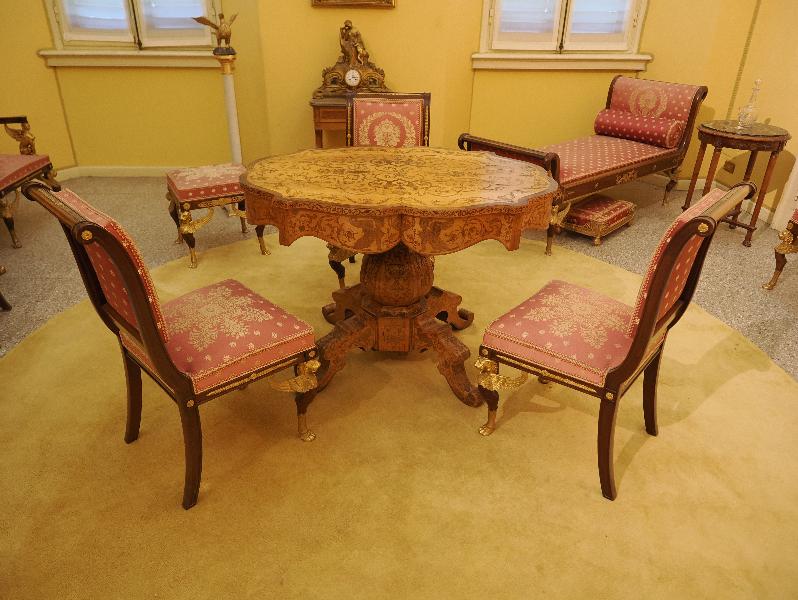 Tremezzina, Italy: Villa Carlotta, Empire Drawing Room: inlaid table