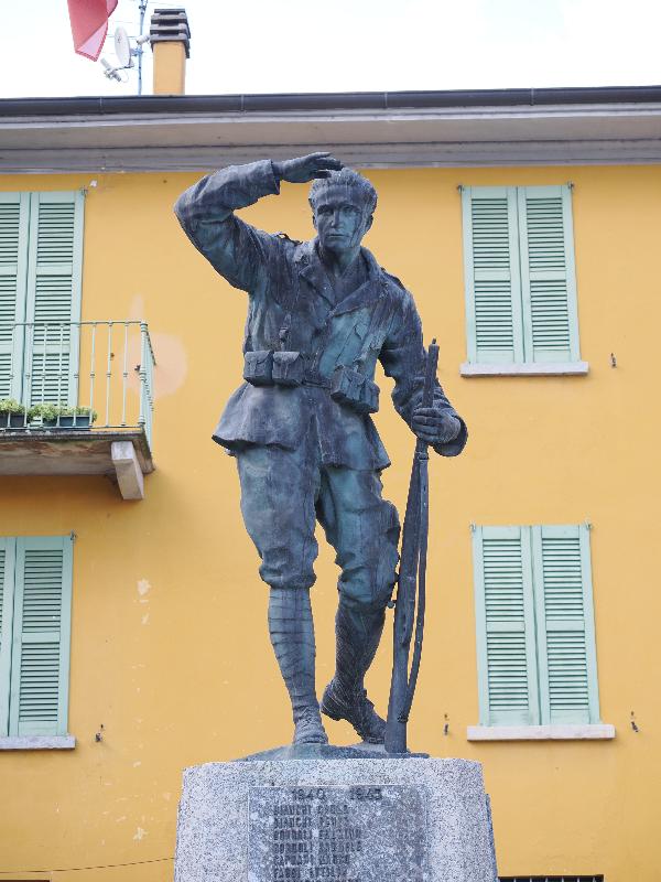 Lenno, Italy: Piazza 11 Febbraio: war memorial