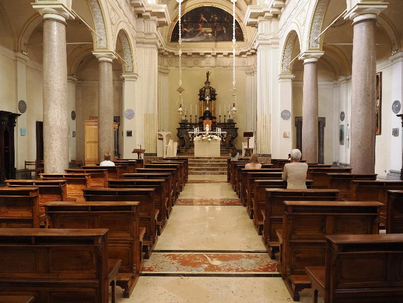 Milan, Italy: Chiesa San Raffaele: view down nave