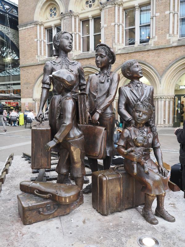 London, England: Liverpool Street Station: Kindertransport - The Arrival (2006, Frank Meisler and Arie Ovadia)