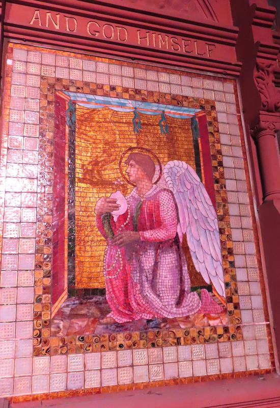 two kneeling angels